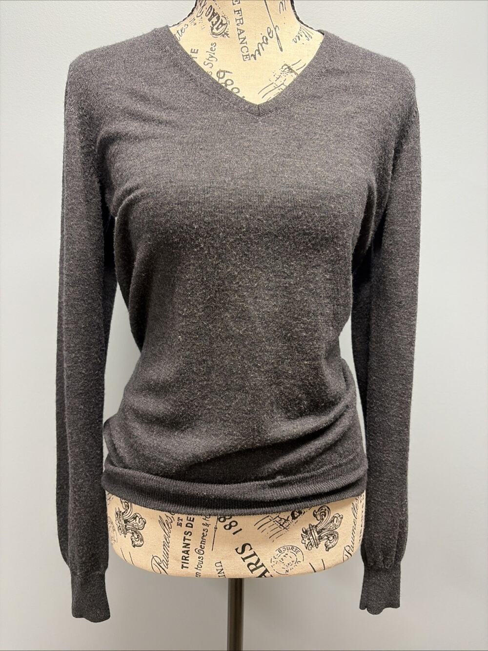 Uniqlo Women’s Medium Dark Gray 100% Pure Woolmark V-Neck Long Sleeve Pullover